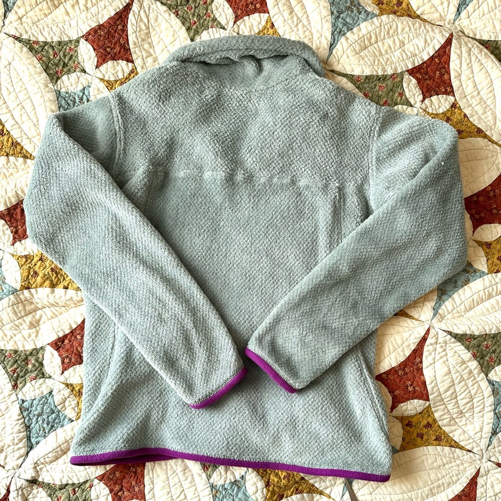 Grey Patagonia quarter button fleece with purple accents. Size S - Picture 4 of 4